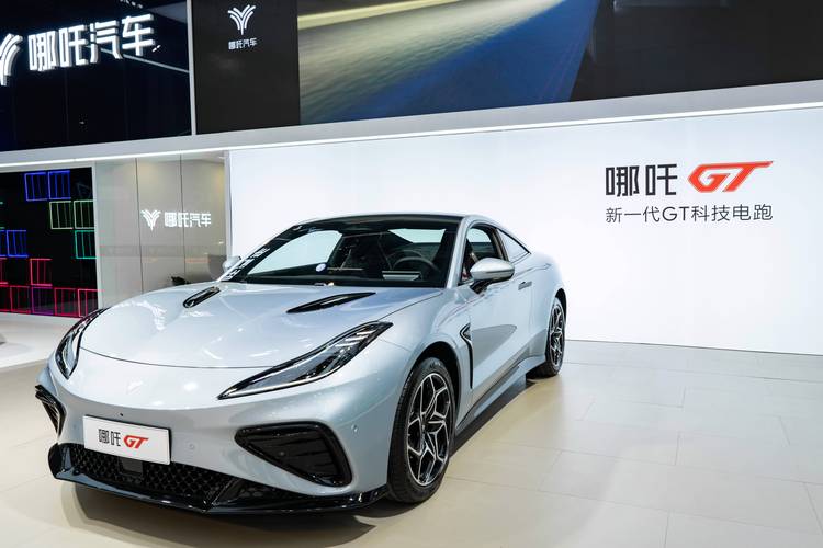 广州62哪吒汽车在智能汽车领域的表现，领途汽车在新能源汽车市场中的影响力